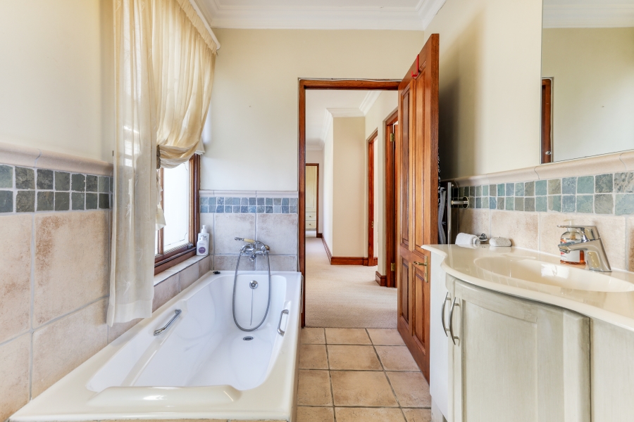 7 Bedroom Property for Sale in Zwaanswyk Western Cape